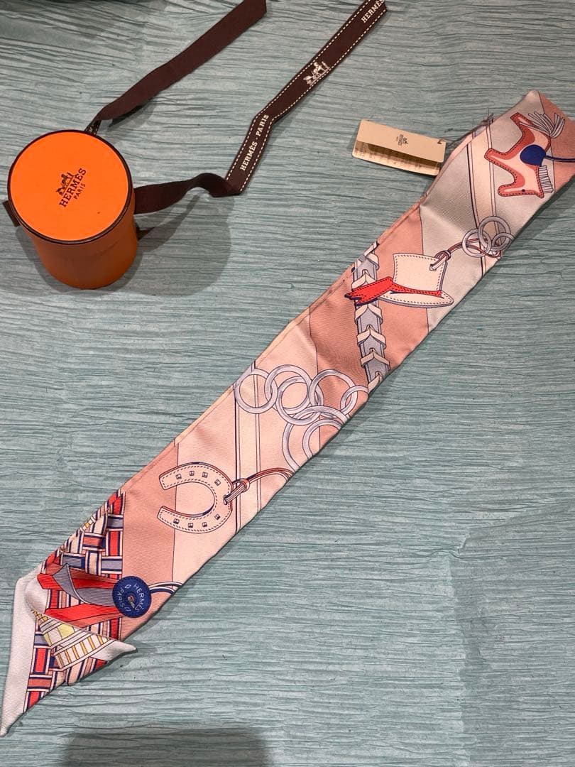 新品タグ付き　エルメスのツイリー《馬勒とチャーム》