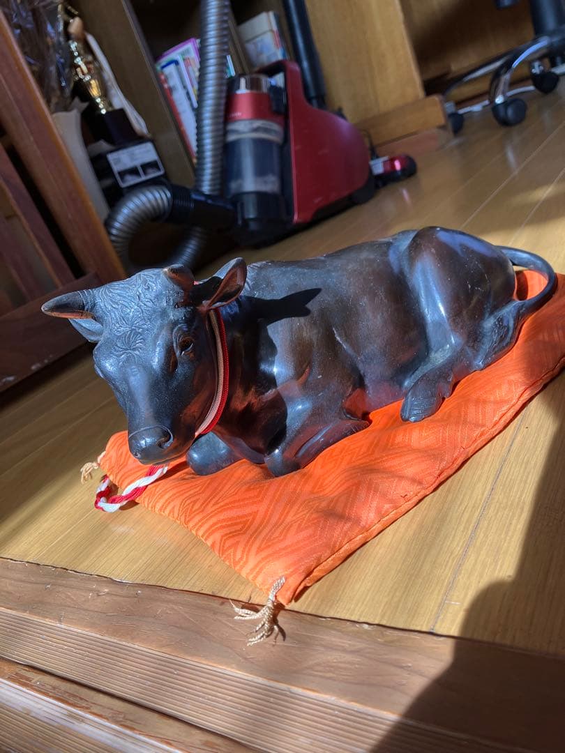 銅製 牛の置物 オレンジ色の敷物付き