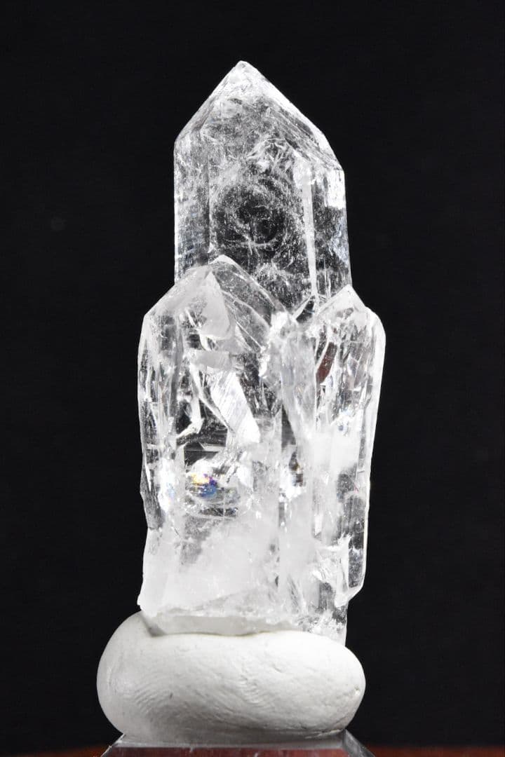 パキスタン スカルドゥ Ashopi鉱山産 レインボー入りクリアポイント