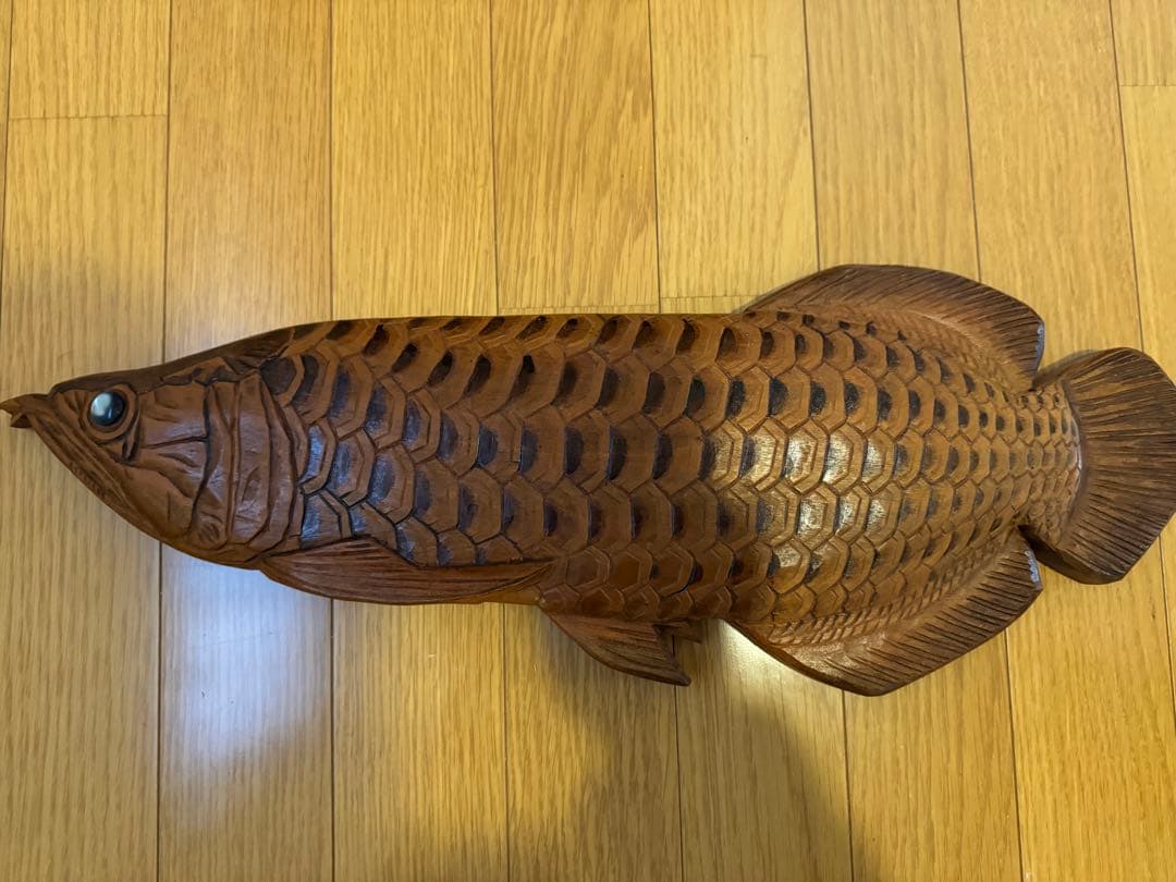 アロワナ（龍魚）をモチーフにした木彫りの置物