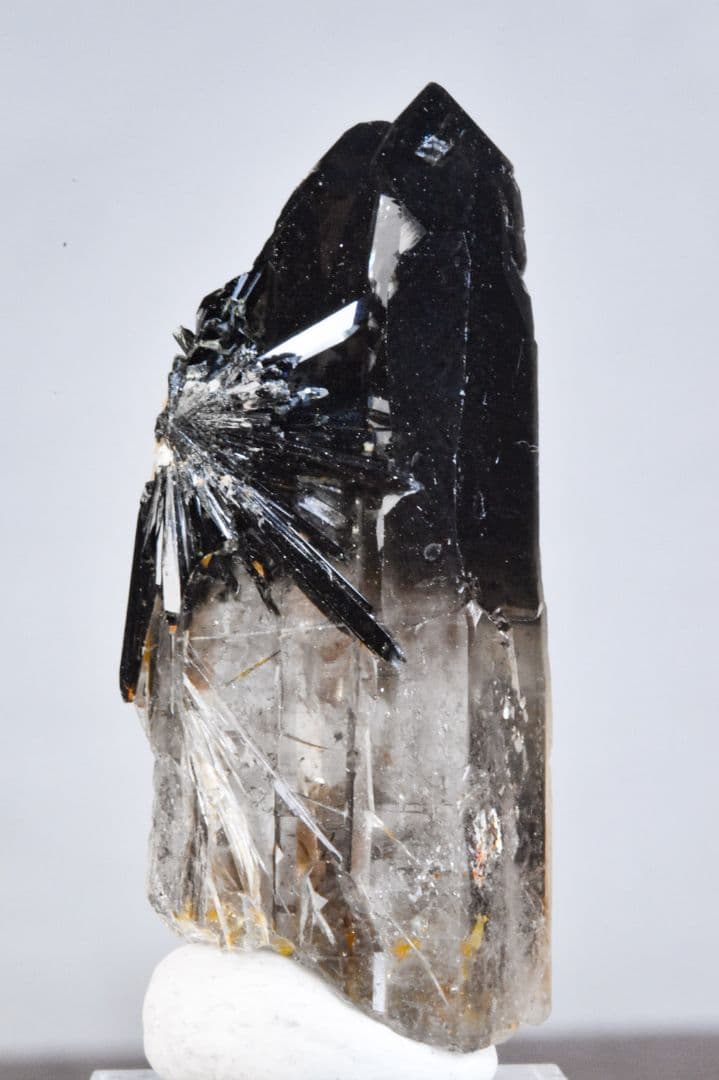 マラウイ産 放射状エジリン付きスモーキークォーツ