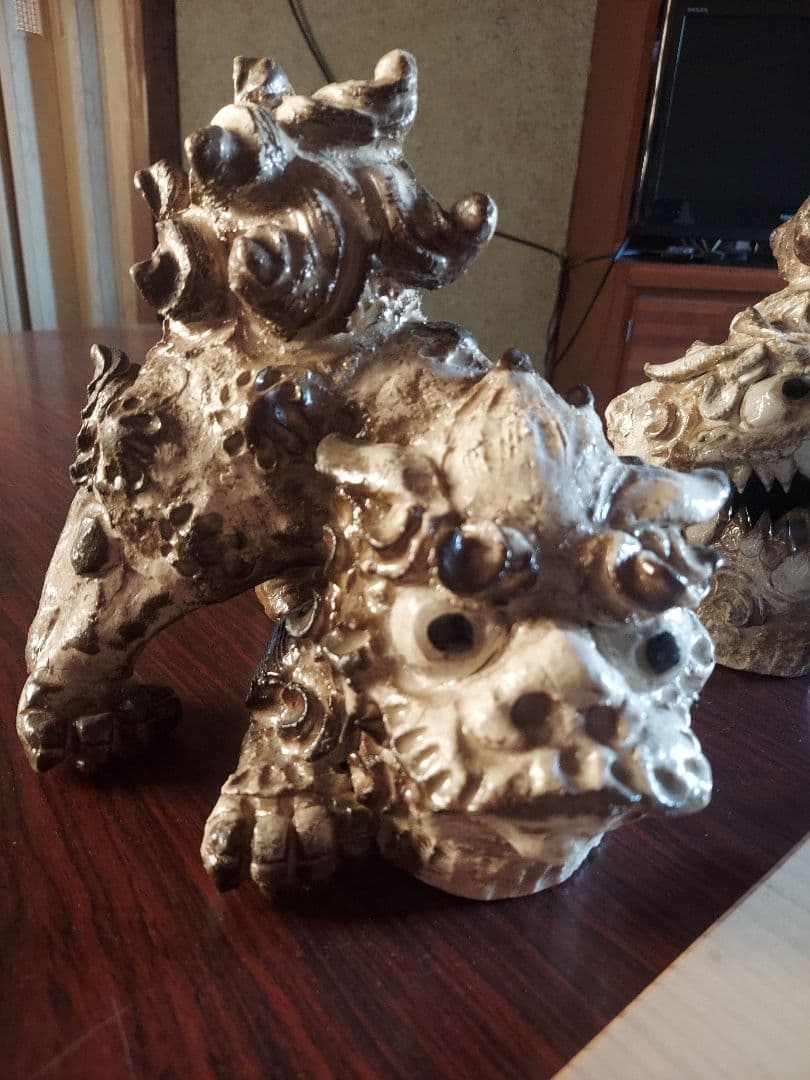 陶器 獅子像 金色と白色の工芸品