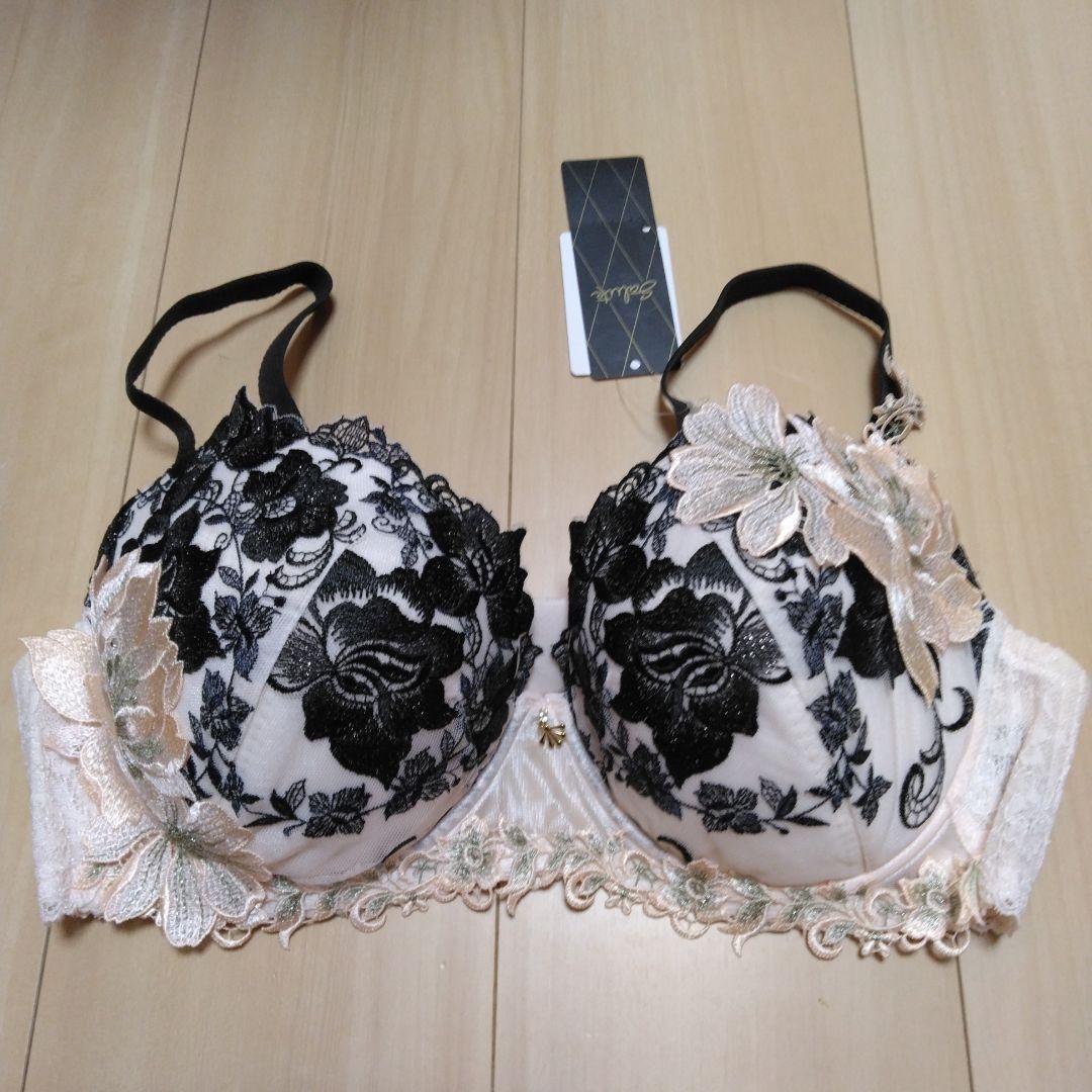 新品サルート 28グループ プッシュアップ 高さと谷間 F85ブラジャー