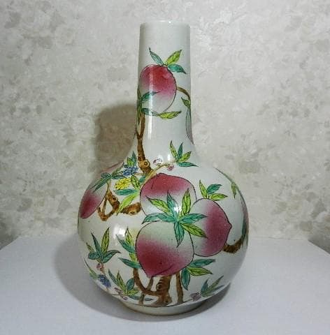 中国粉彩九桃図天球瓶（裏印「乾隆年製」）