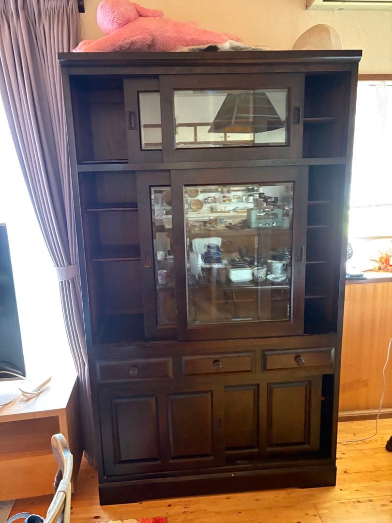 北海道民芸家具の食器棚　高さ180㎝、幅105㎝、奥行き42㎝