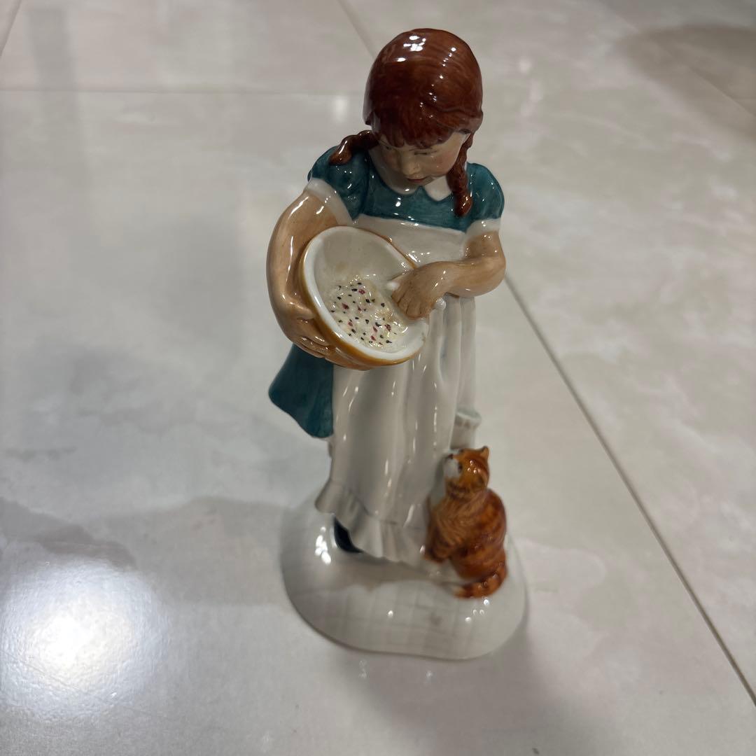 RoyaI DouIton ロイヤルドルトン少女と猫の陶器製置物 約20cm