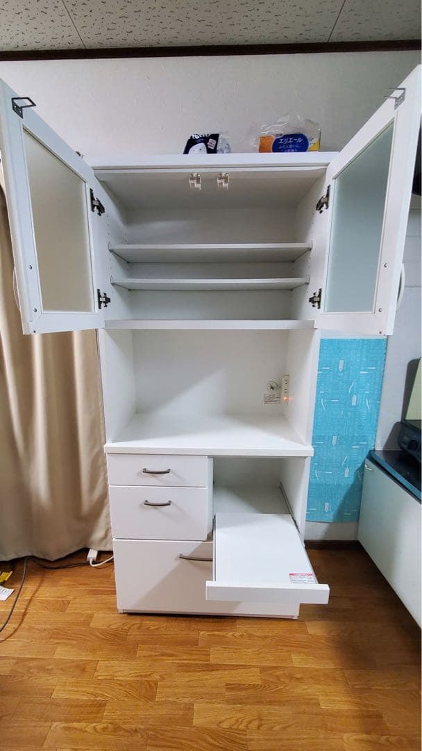 キッチンボード　食器棚