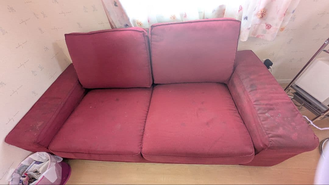 赤い3人掛けソファ