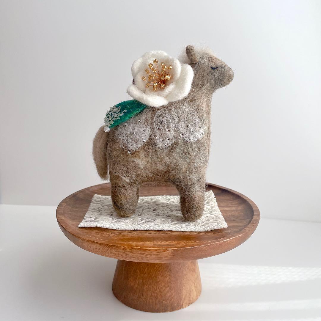 2026年（令和八年）干支置き物　椿を乗せた午（馬）ブラウン〜展示中〜