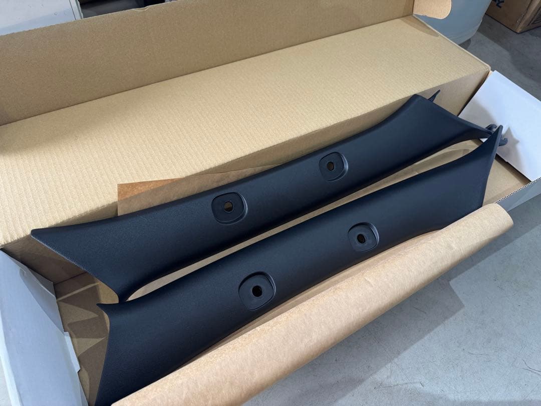 200系　ハイエース 標準　ダークプライム2 純正Aピラー 新車外し