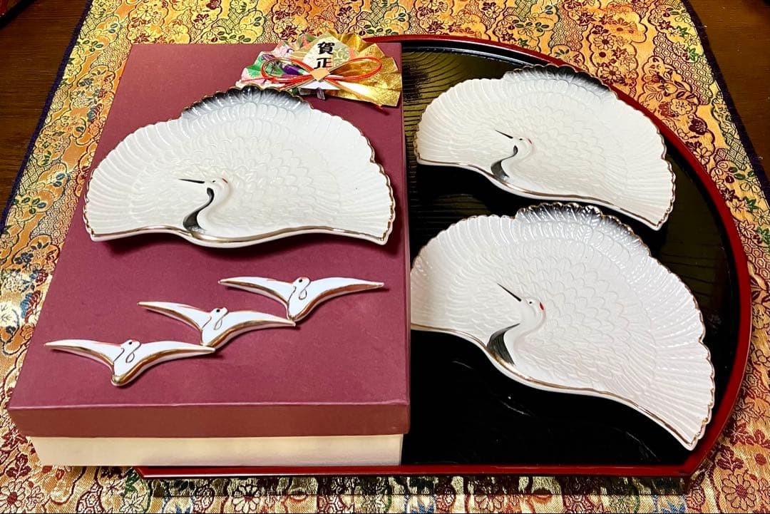 パコ 白い鶴の模様の扇形皿 3枚 鶴皿　鶴型　箸置き各3点セット　お正月