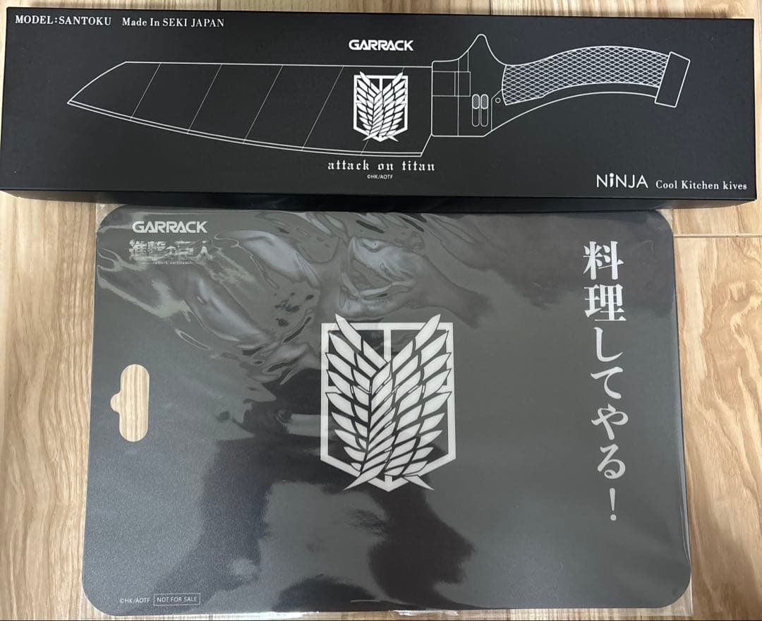 進撃の巨人 超硬質ブレードイメージ 三徳包丁 18cm 新品未使用 まな板付