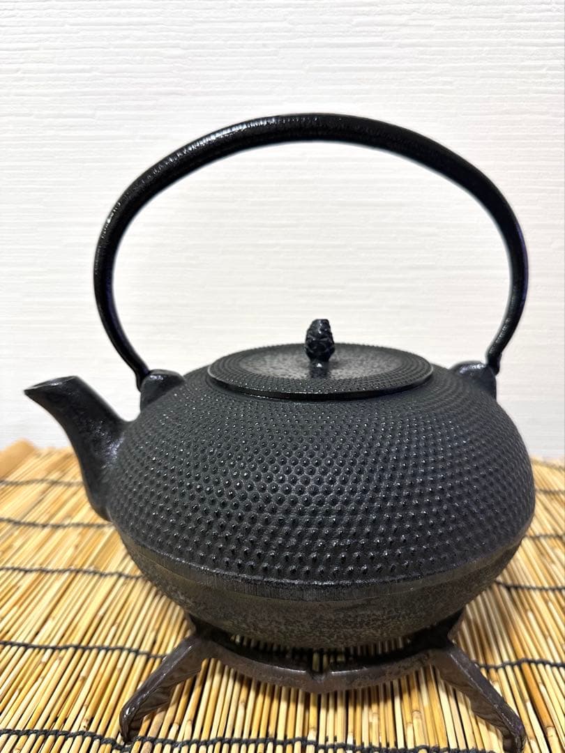 未使用品、付属品付　南部雲南堂鍋元造１５型丸平形アラレ　鉄瓶　南部鉄瓶　南部鉄器