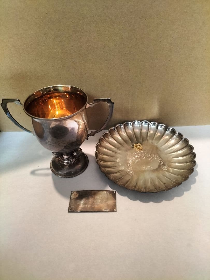 銀製トロフィーと花弁型皿セット