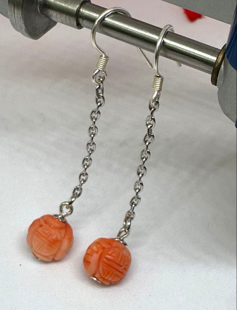 天然珊瑚彫刻ビーズのぶら下がりイヤリング　シルバー　美品