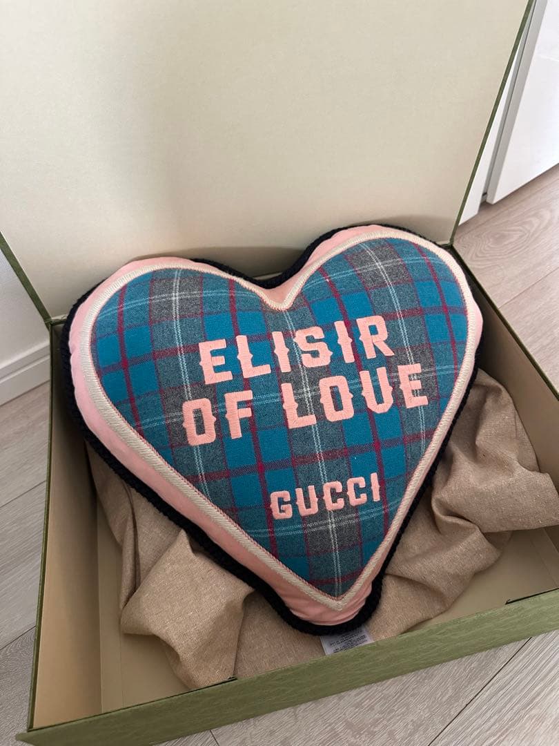 【GUCCI】“ELISIR OF LOVE” デコラティブ クッション ハート