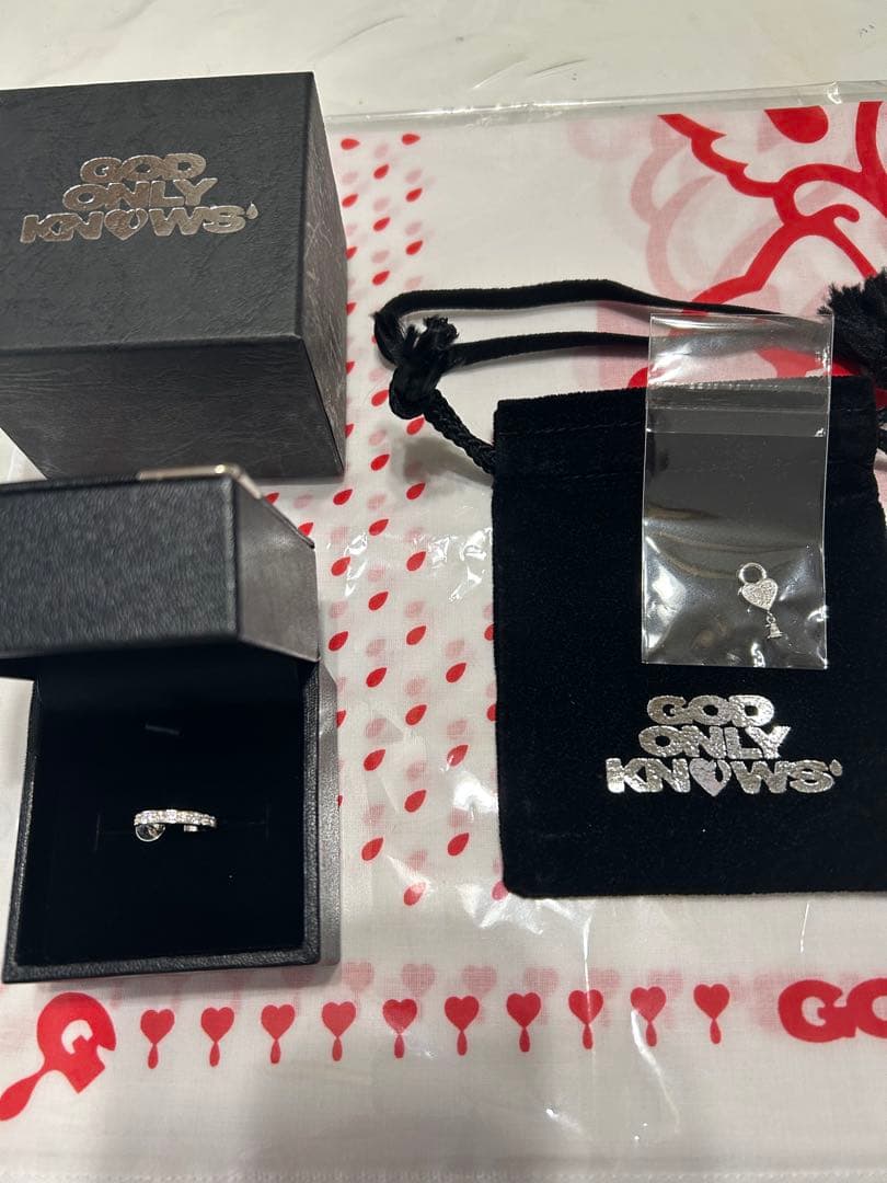 GOD ONLY KNOWS ハート型鍵ピアス