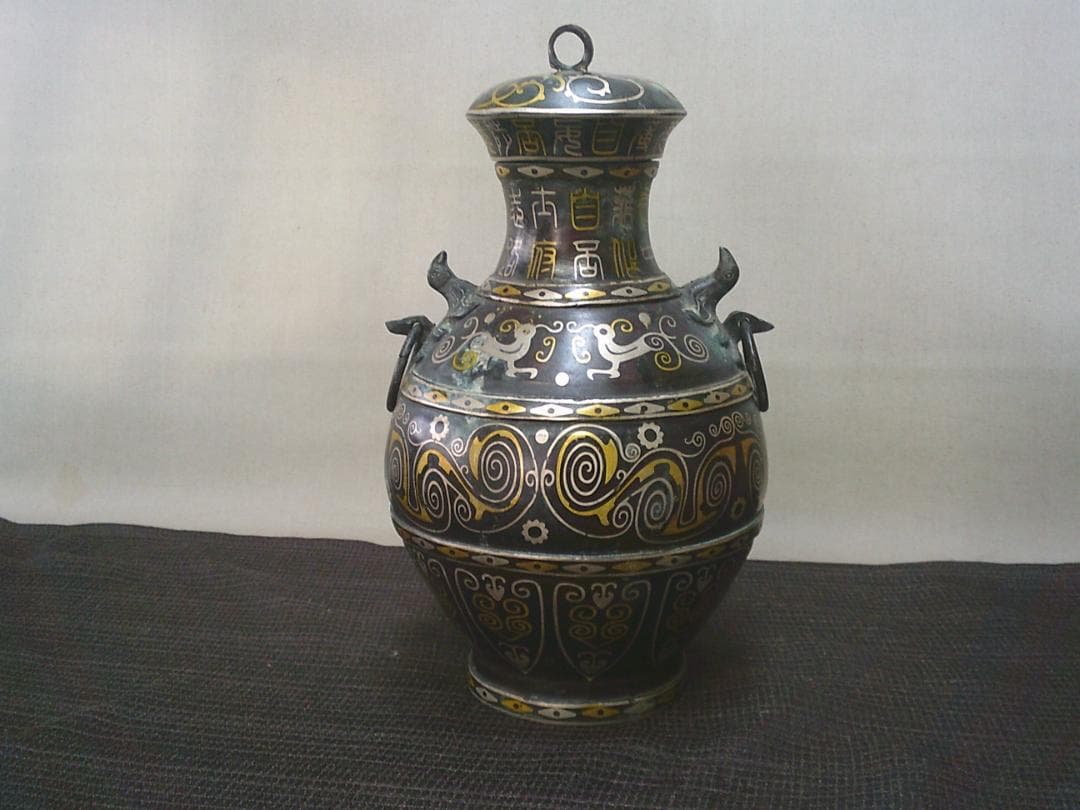 見栄え！【金銀象嵌壷　蓋付2耳壷　金属製　底面に文字象眼・K52・中国】★鑑賞