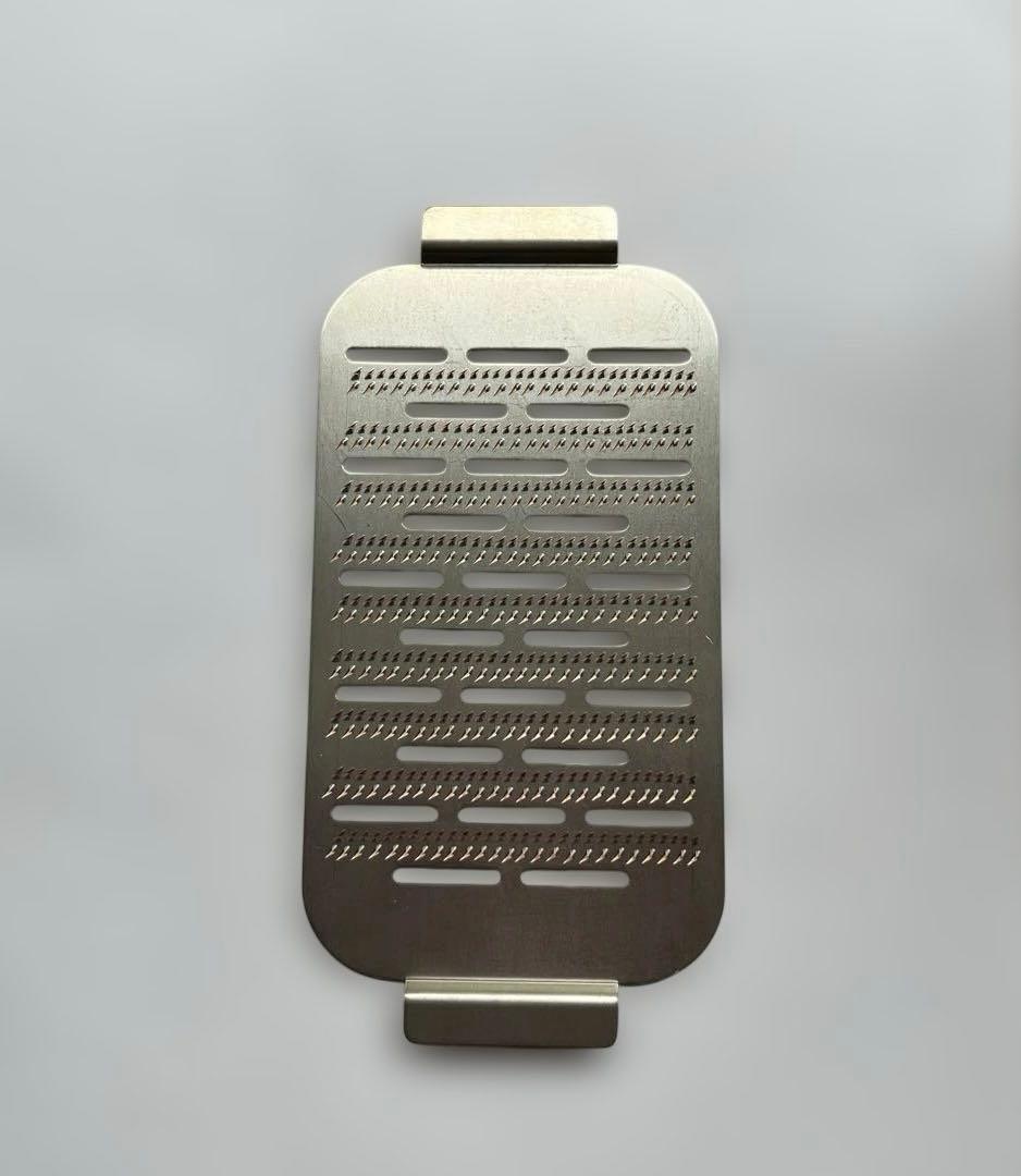 受皿がついた箱型の銅おろし金