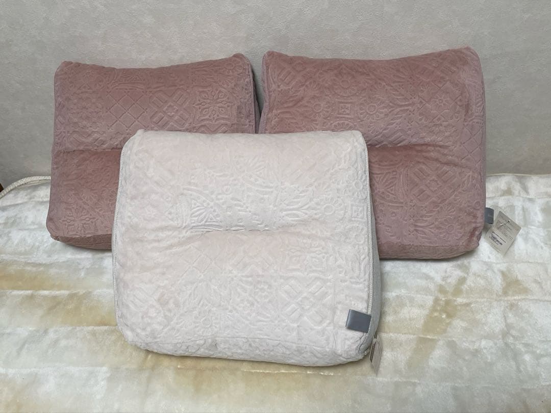 アフタヌーンティーリビング リラックスクッション３つセット ピンク２ベージュ１