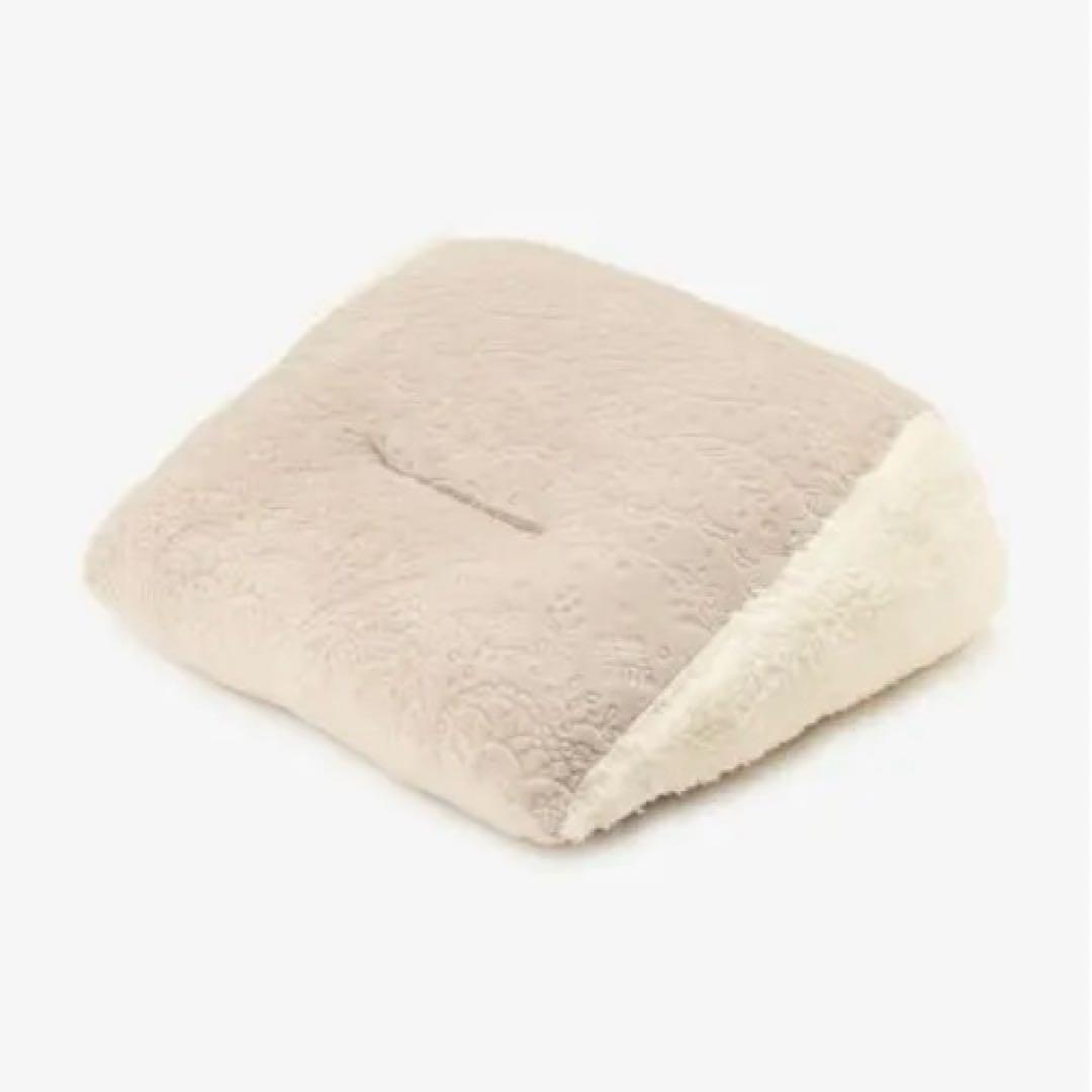 アフタヌーンティーリビング リラックスクッション３つセット ピンク２ベージュ１