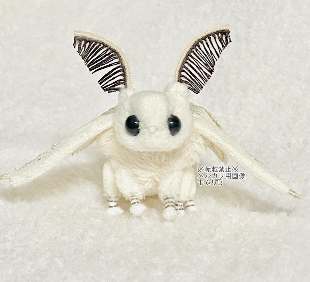 カイコガの小さなぬいぐるみ　刺繍羽・寝そべりver.