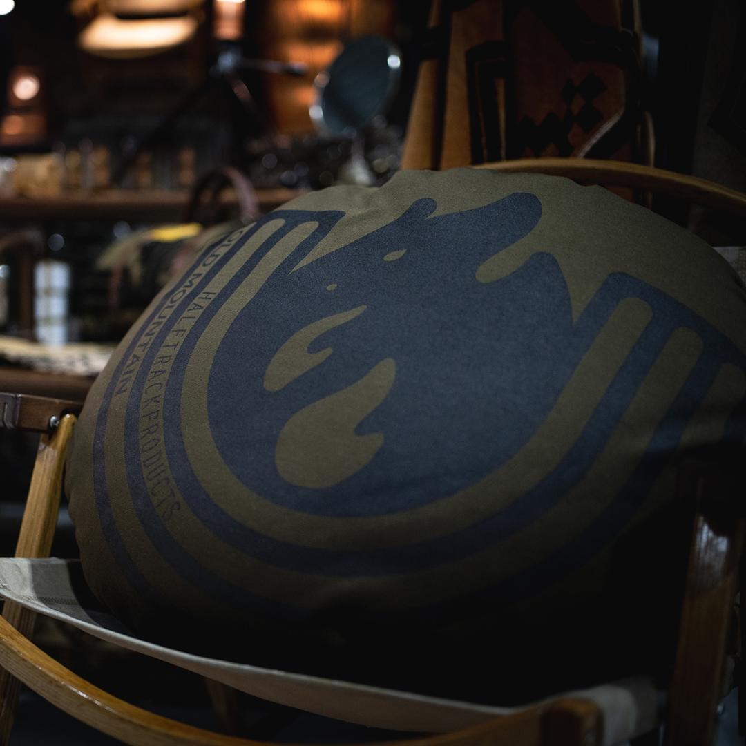 【新品】non sleep cushion　old mountain 65cm