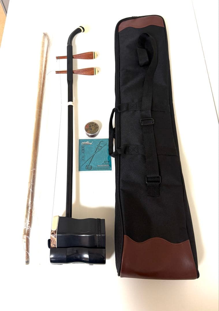 二胡 ヘビ皮 八角形ボディ ，弓、松脂、予備弦、ケース付き