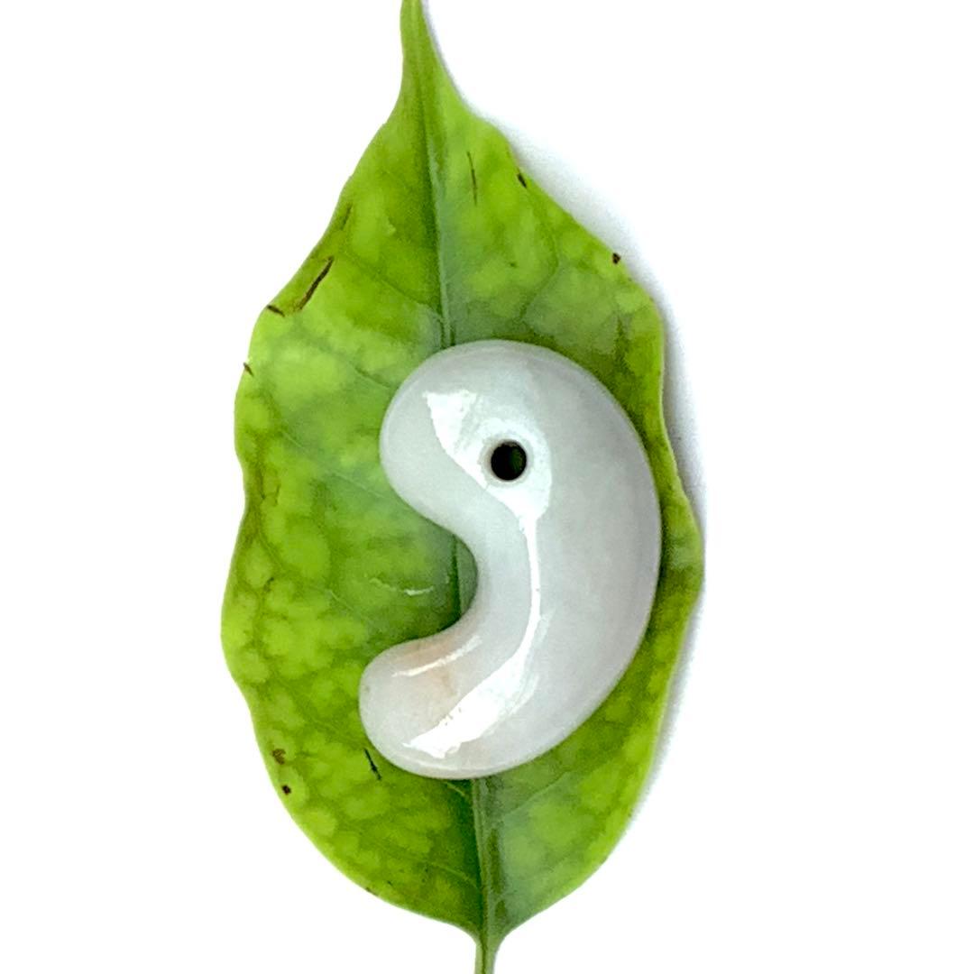 ✳見た事ありませんよね‼️オレンジ混ざり　糸魚川翡翠勾玉　本物ジェダイト鑑別書…