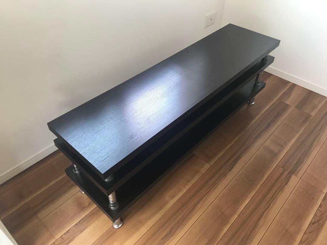 黒い木製ラック 2段