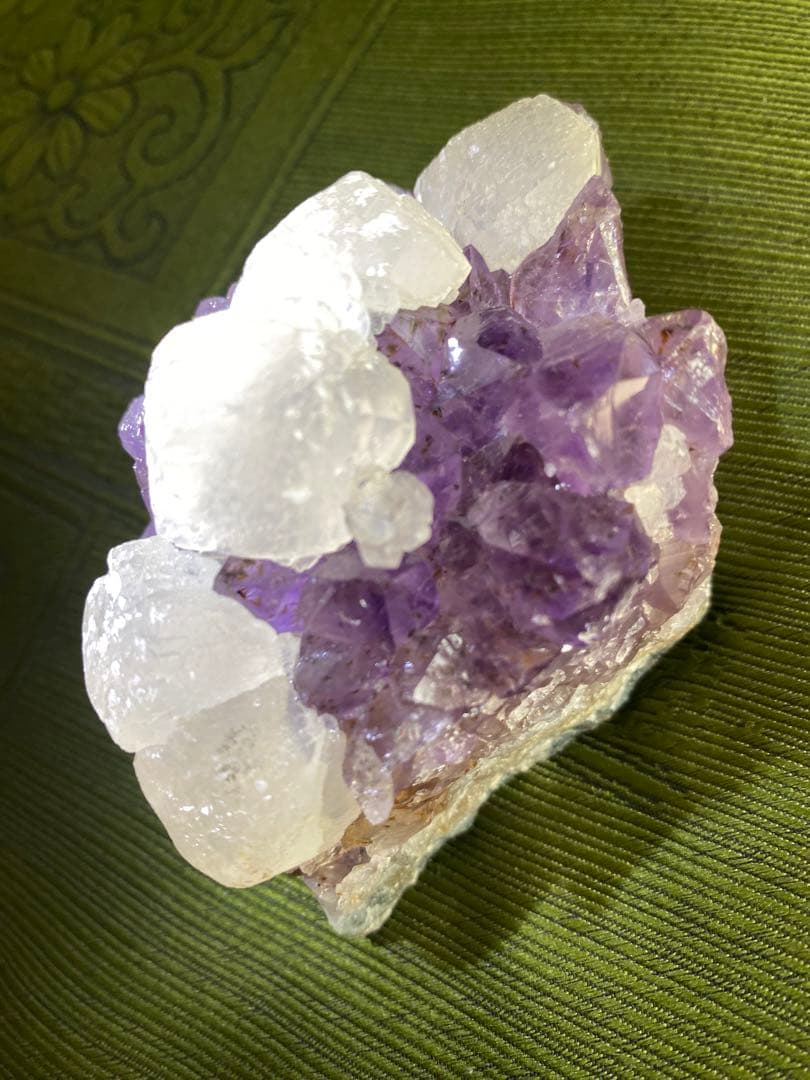 アメジスト クラスター 紫水晶 高品質 虹入り　ゲーサイト　カルサイト共生