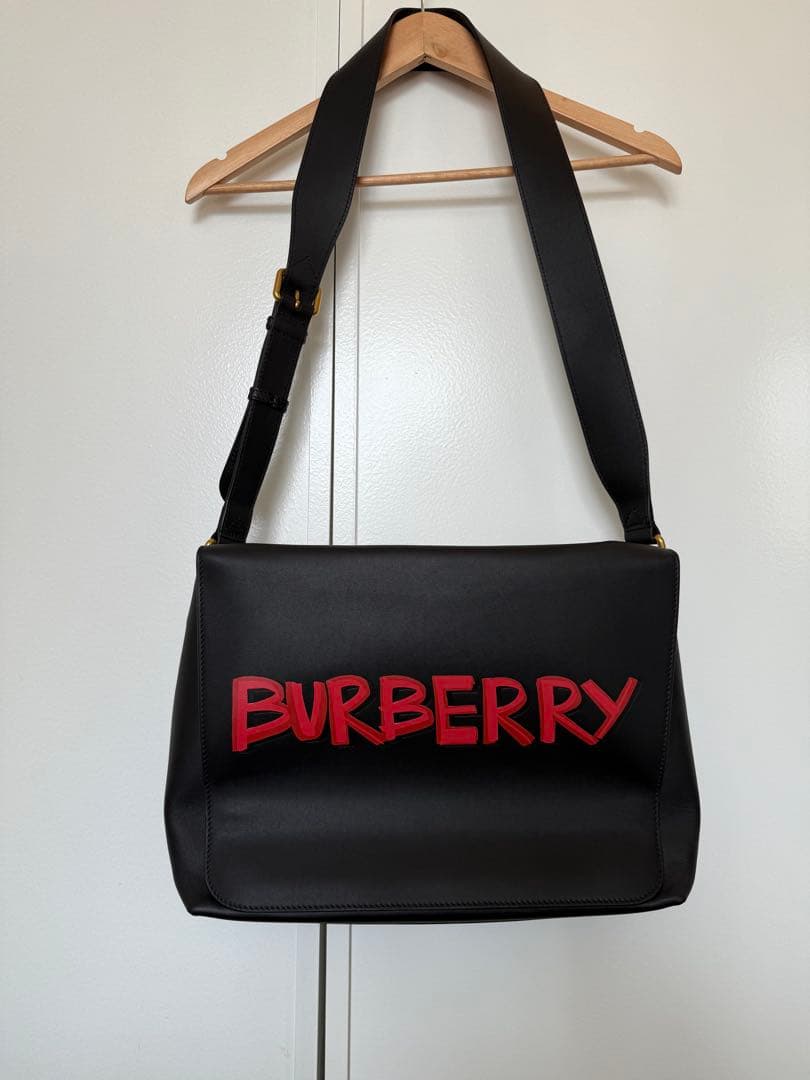 Burberry グラフィティ　メッセンジャーバッグ