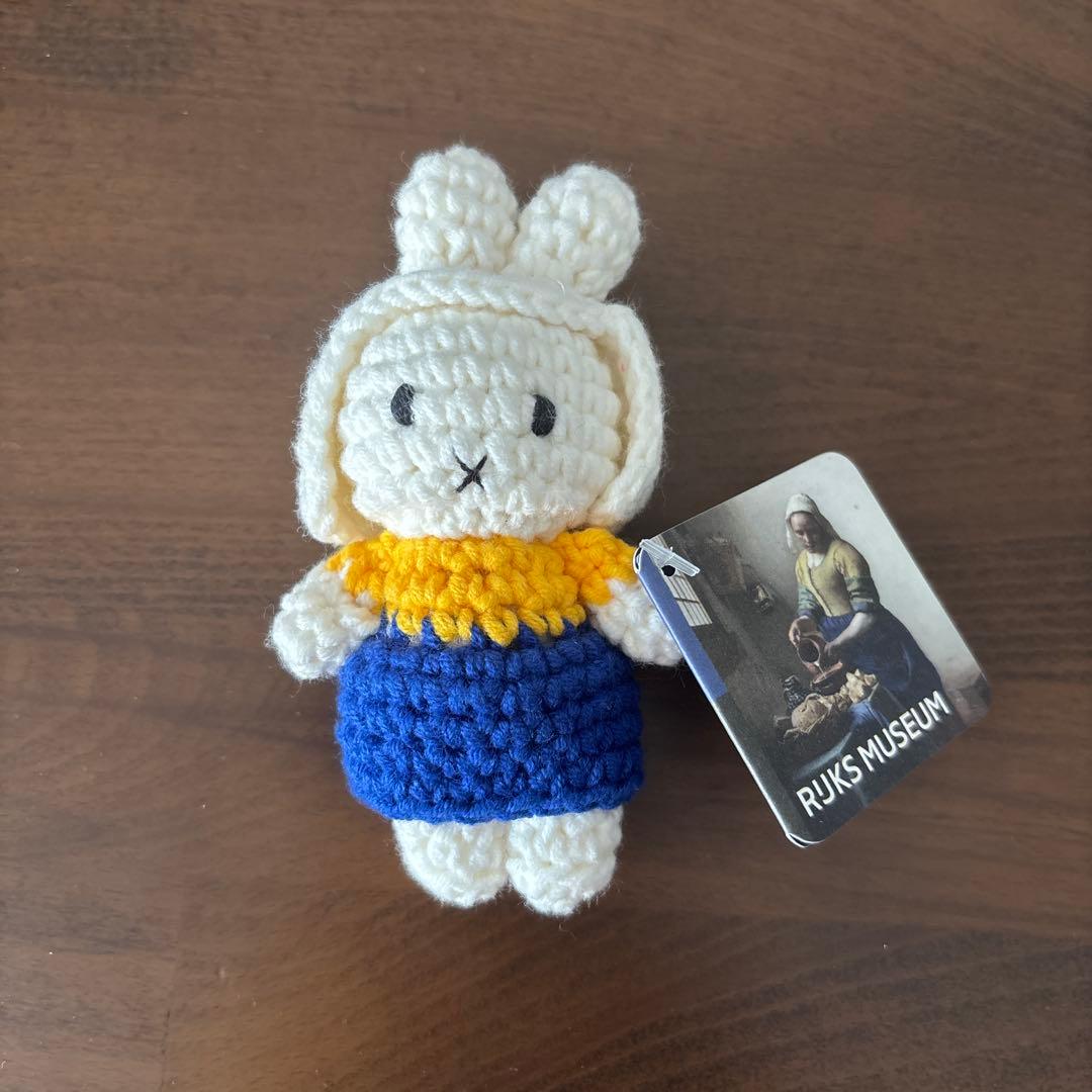 ミッフィー　牛乳を注ぐ女