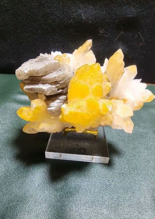 方解石入りマンゴークォーツ