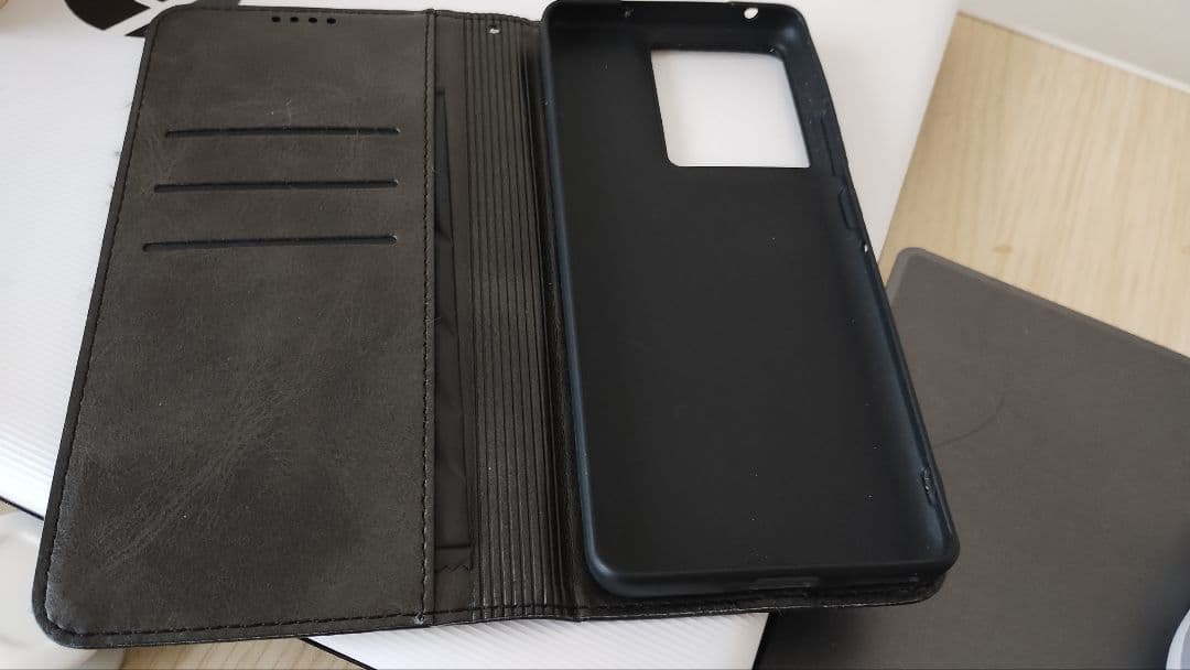 付属品一式全て揃っています。 1ヶ月位使用。 黒のカバー付けていたので綺麗です。