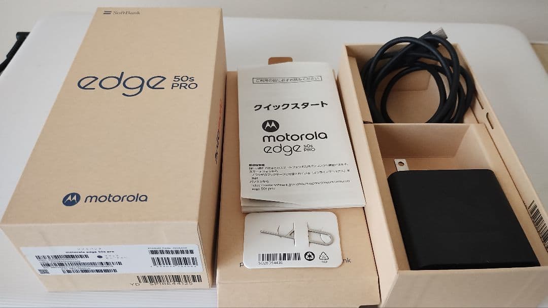 付属品一式全て揃っています。 1ヶ月位使用。 黒のカバー付けていたので綺麗です。