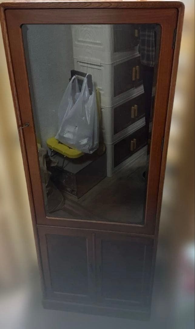 木製ガラス扉付き食器棚