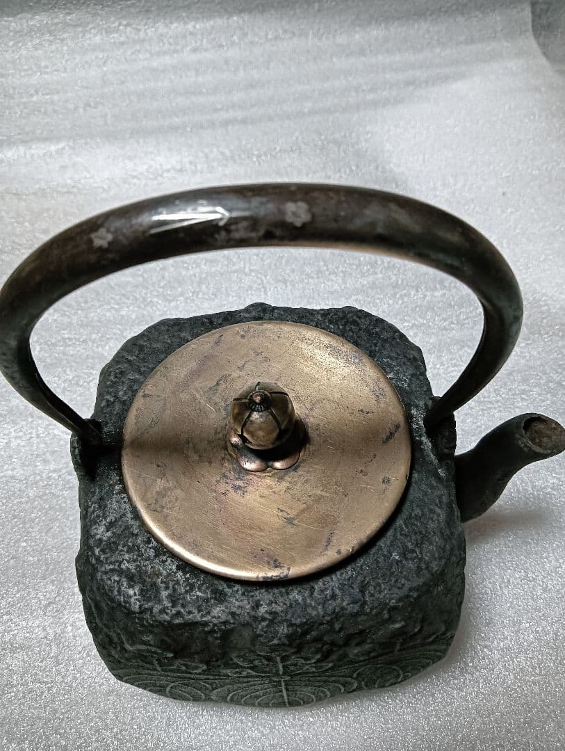 鉄瓶　四方桐の紋