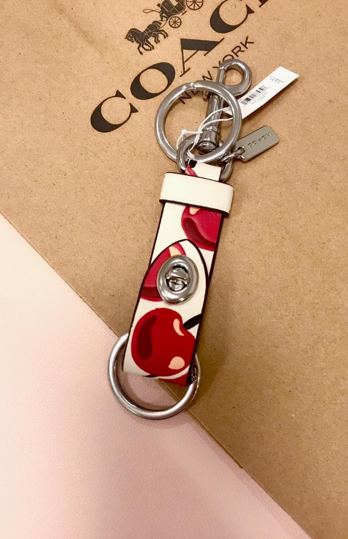 新作coach トリガー スナップ バッグ チャーム チェリー