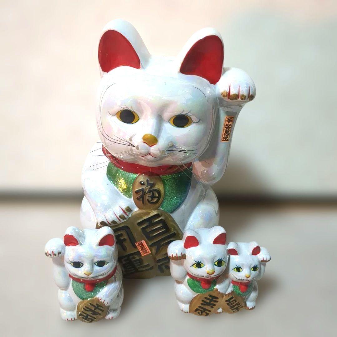 パール色の親子の招き猫の陶器の置物