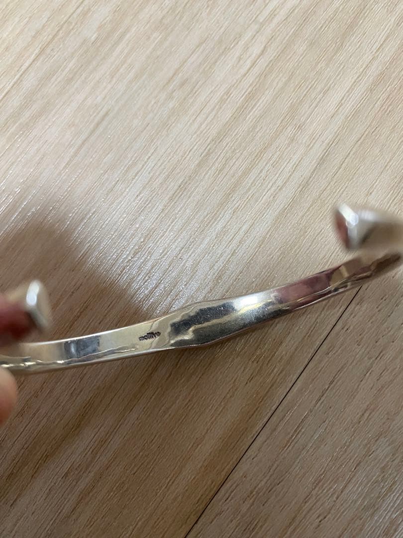 あか　　Man 目黒蓮着用　mollive（モリーヴ)バングル