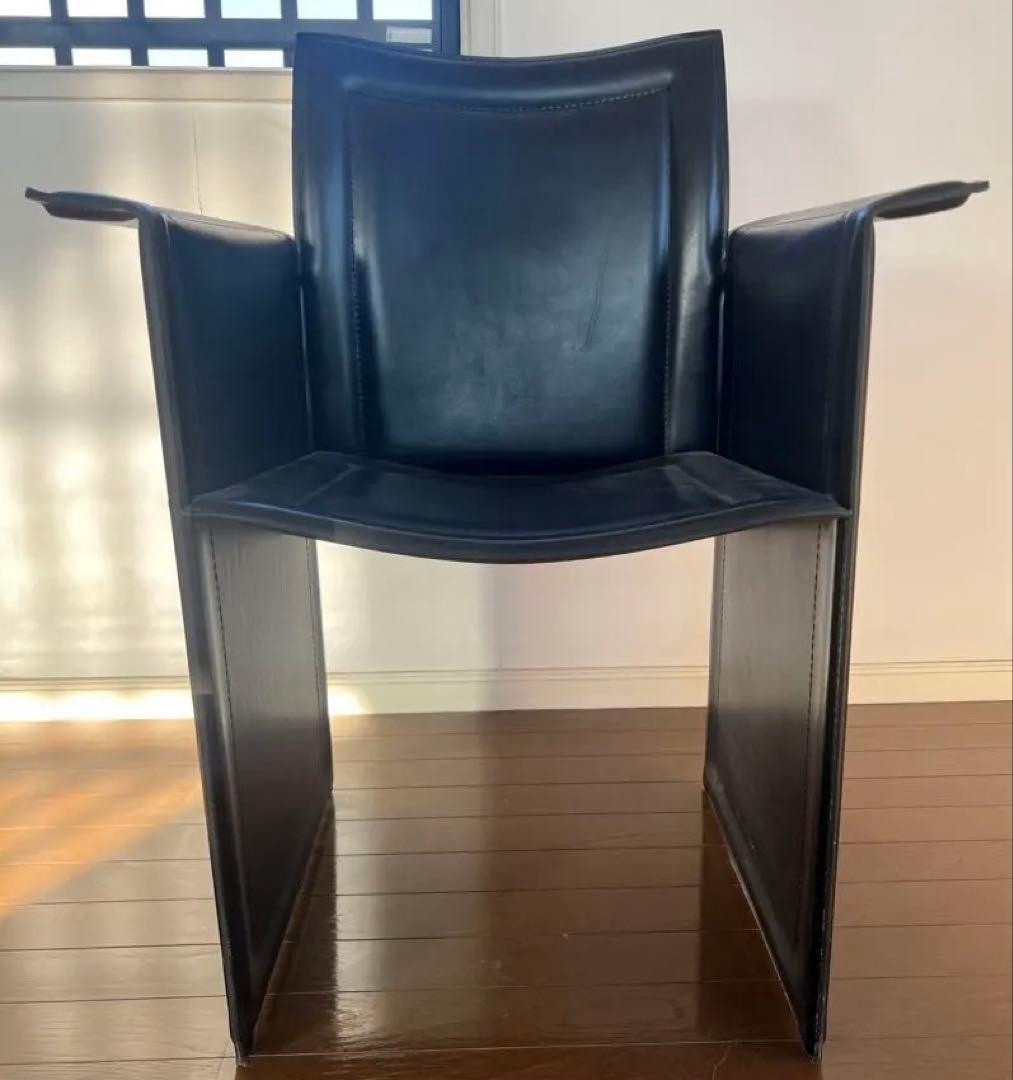黒いアームチェア レザー モダンデザイン