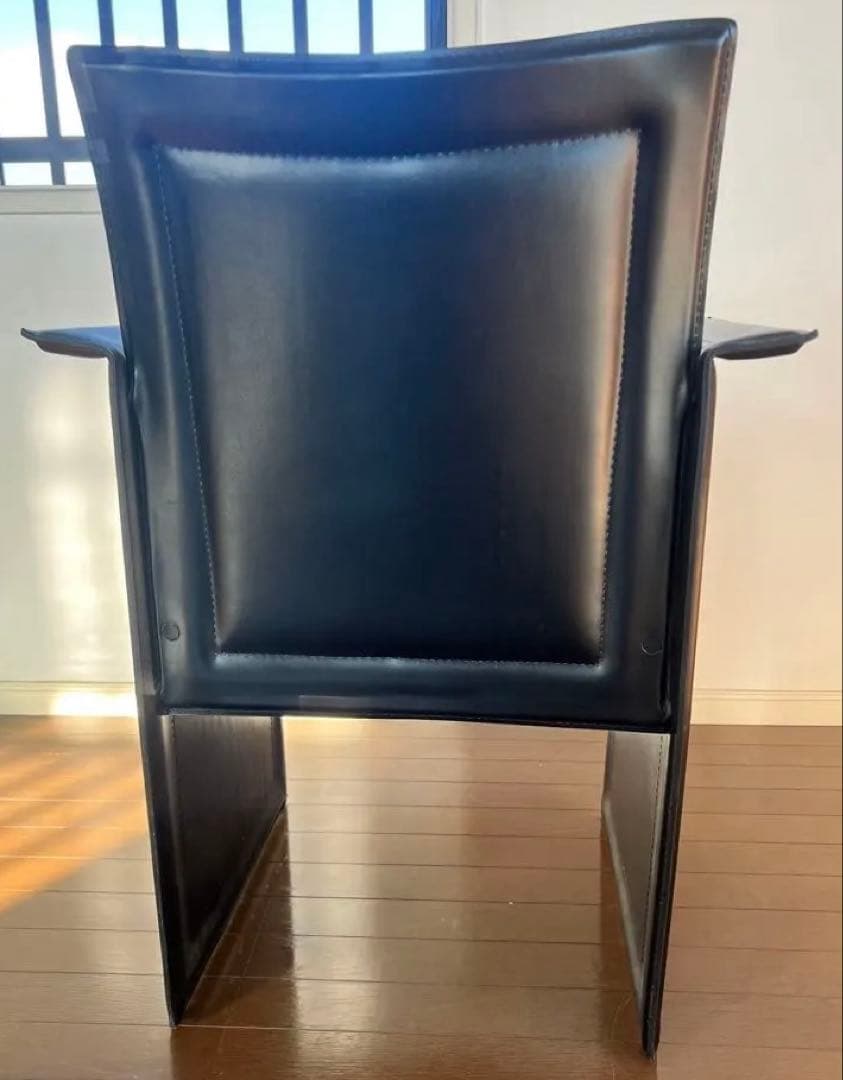 黒いアームチェア レザー モダンデザイン
