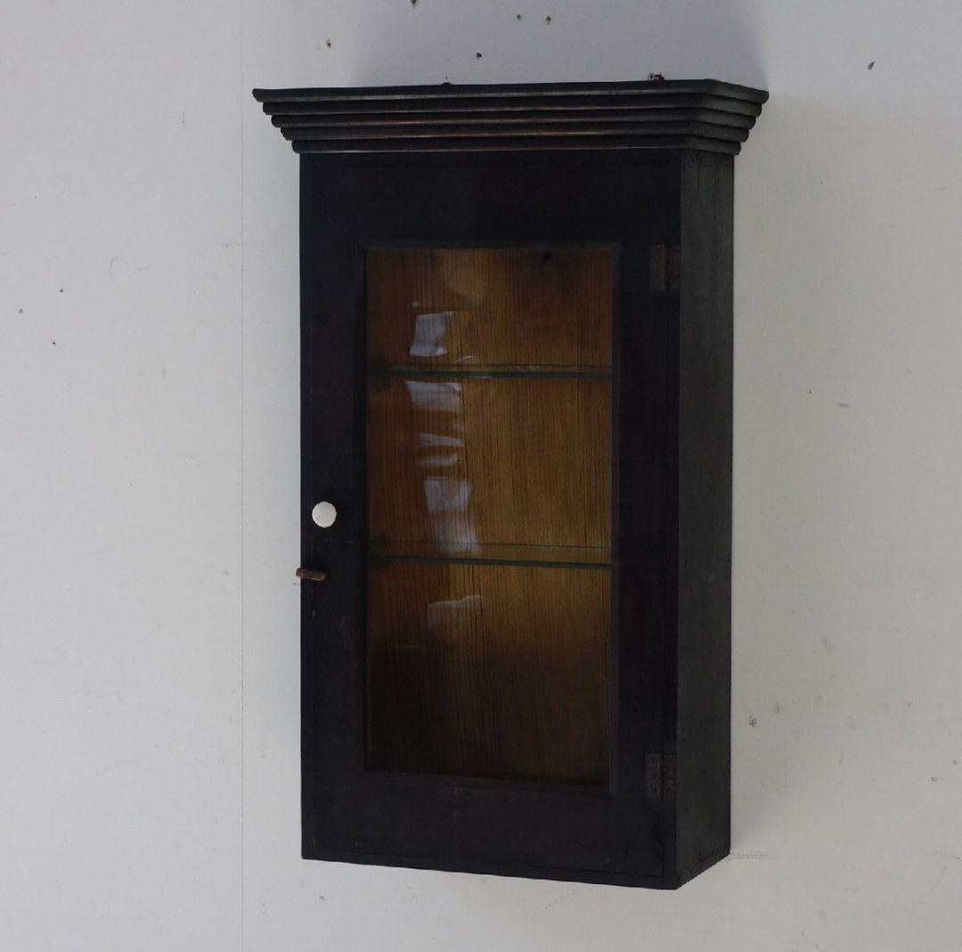 ゆらゆらガラスの壁掛けショーケース 吊り棚 キャビネット ケビント ガラスケース