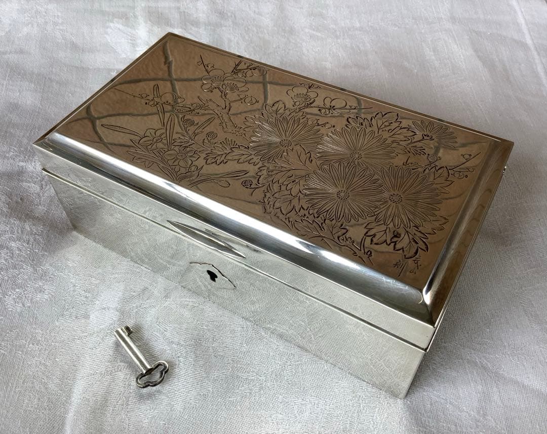 銀製 宝石箱 silver950 鍵付 草花紋様手彫り装飾 作家銘有 骨董品