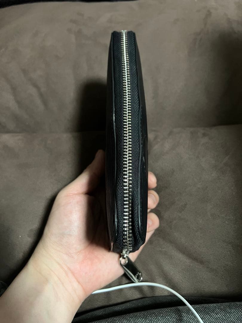 ブラック ラウンドファスナー 長財布 型押し レザー調