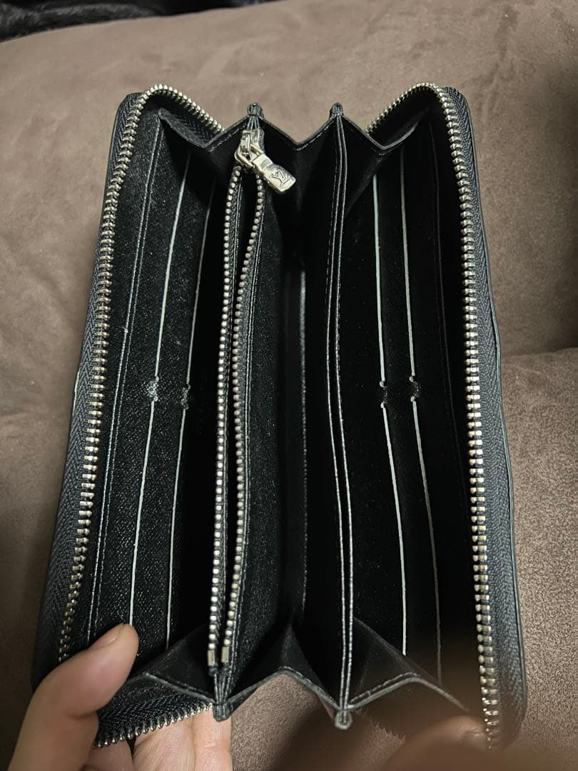 ブラック ラウンドファスナー 長財布 型押し レザー調