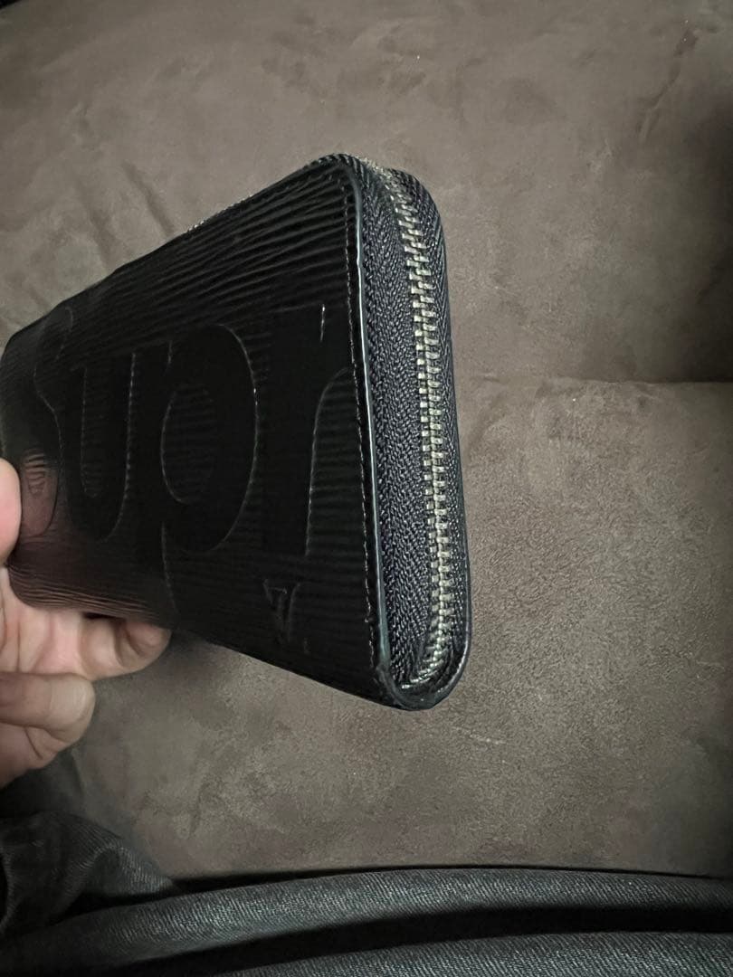 ブラック ラウンドファスナー 長財布 型押し レザー調