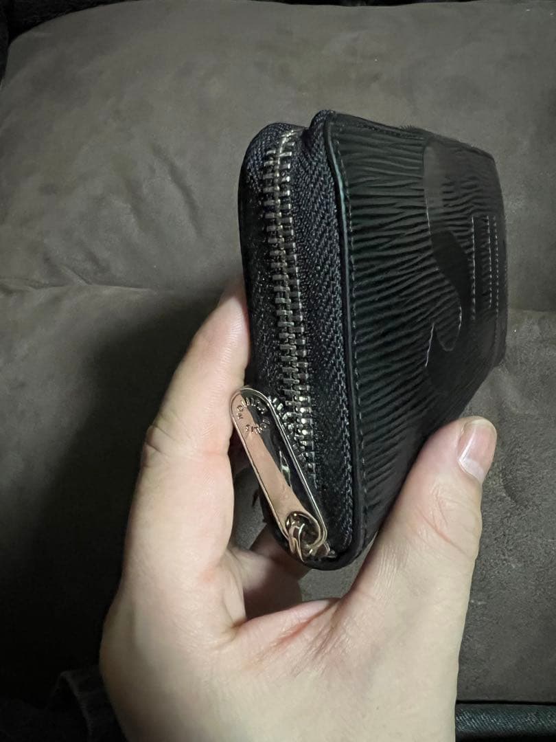 ブラック ラウンドファスナー 長財布 型押し レザー調