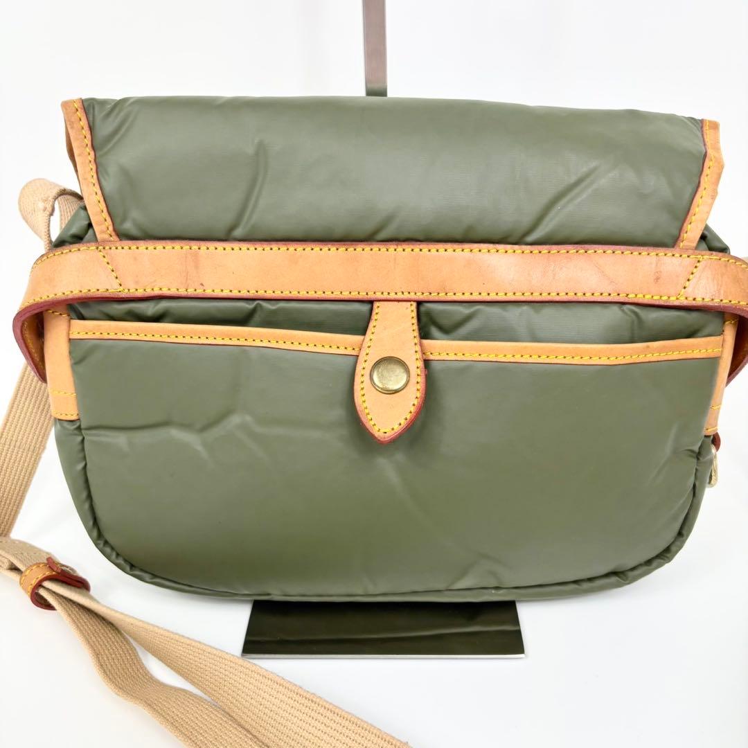 ハンティングワールドメッセンジャーバッグ バチュークロス カーキー フラップ